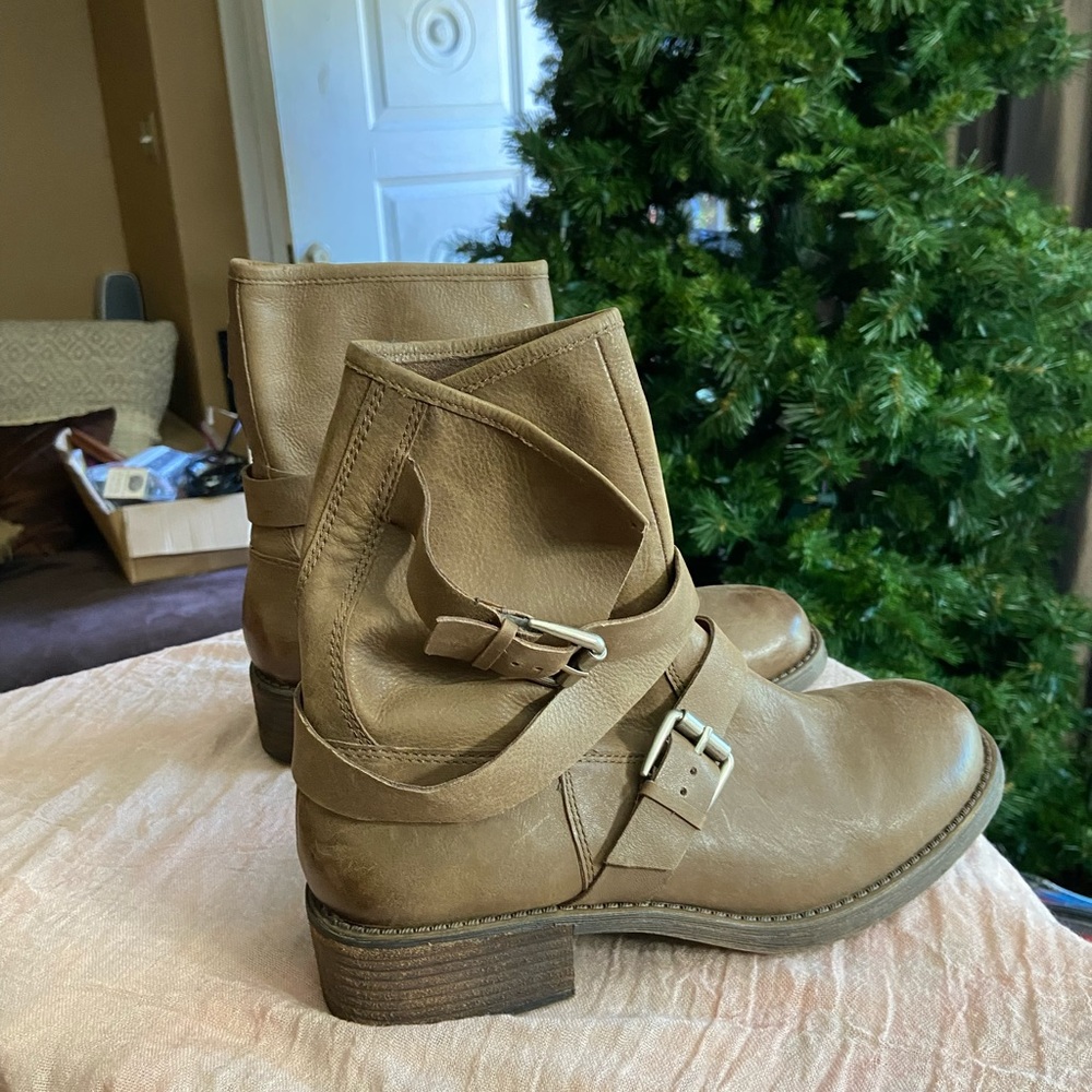 Lucky Brand Leather Boot.  Color: Dark Earth Size 10.   Worn 1x